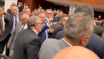 mecliste zeytinlik kavgasi chpli vekiller kursuyu isgal etti V6GHD1NW