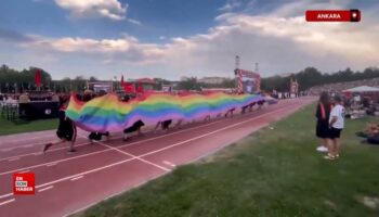 mezuniyet toreninde lgbt pacavralariyla yuruduler lxBaPze1