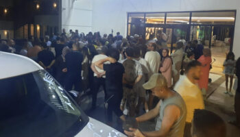 muglada elektrik kesintisi nedeniyle klimalar calismayinca musteriler tepki gosterdi xMCZSy3M