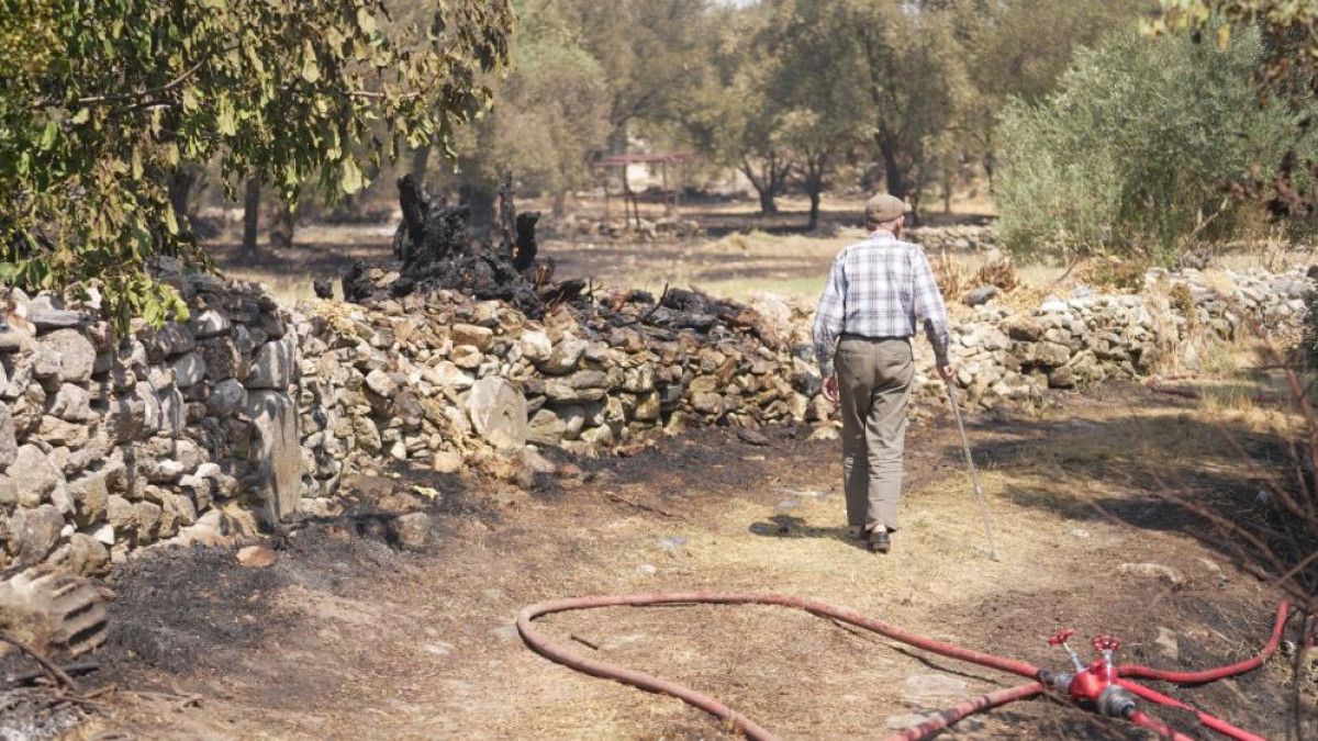 muglada yangin cikan antik kentte yasayan yasli adam zar zor ikna edildi 2 vGuknmrY