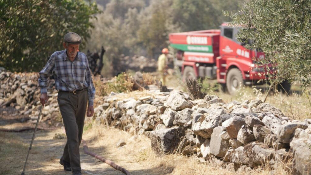 muglada yangin cikan antik kentte yasayan yasli adam zar zor ikna edildi NVcBua6O