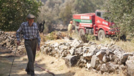 muglada yangin cikan antik kentte yasayan yasli adam zar zor ikna edildi NVcBua6O