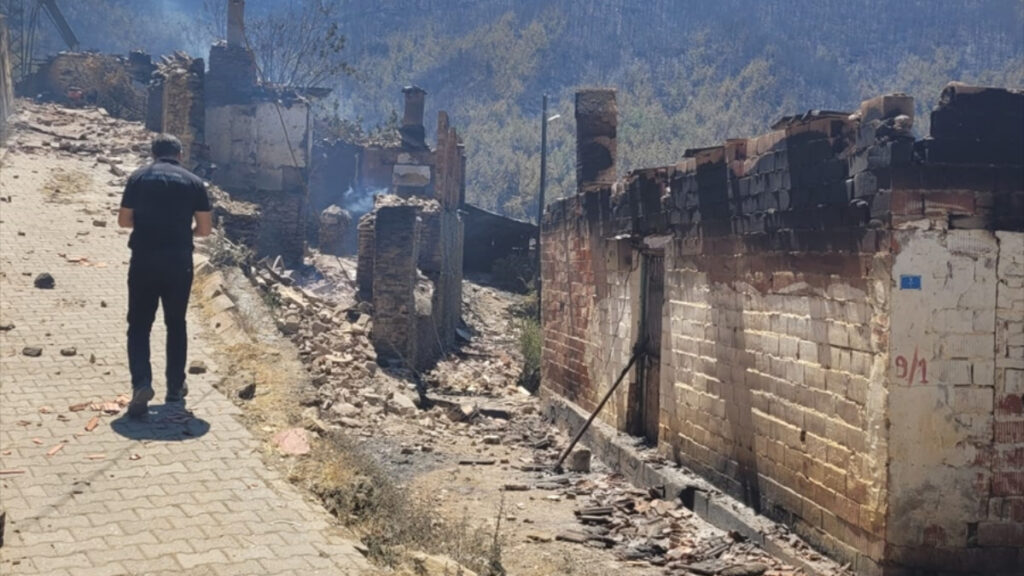 murat kurum orman yanginlarinda 87 bagimsiz birimde agir hasar tespit edildi MNIGWYCg