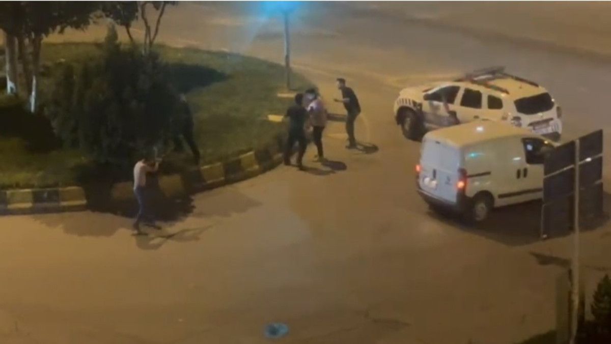 musta silahli ve sopali kavga kamerada polis havaya ates acti 0 Svqe722H