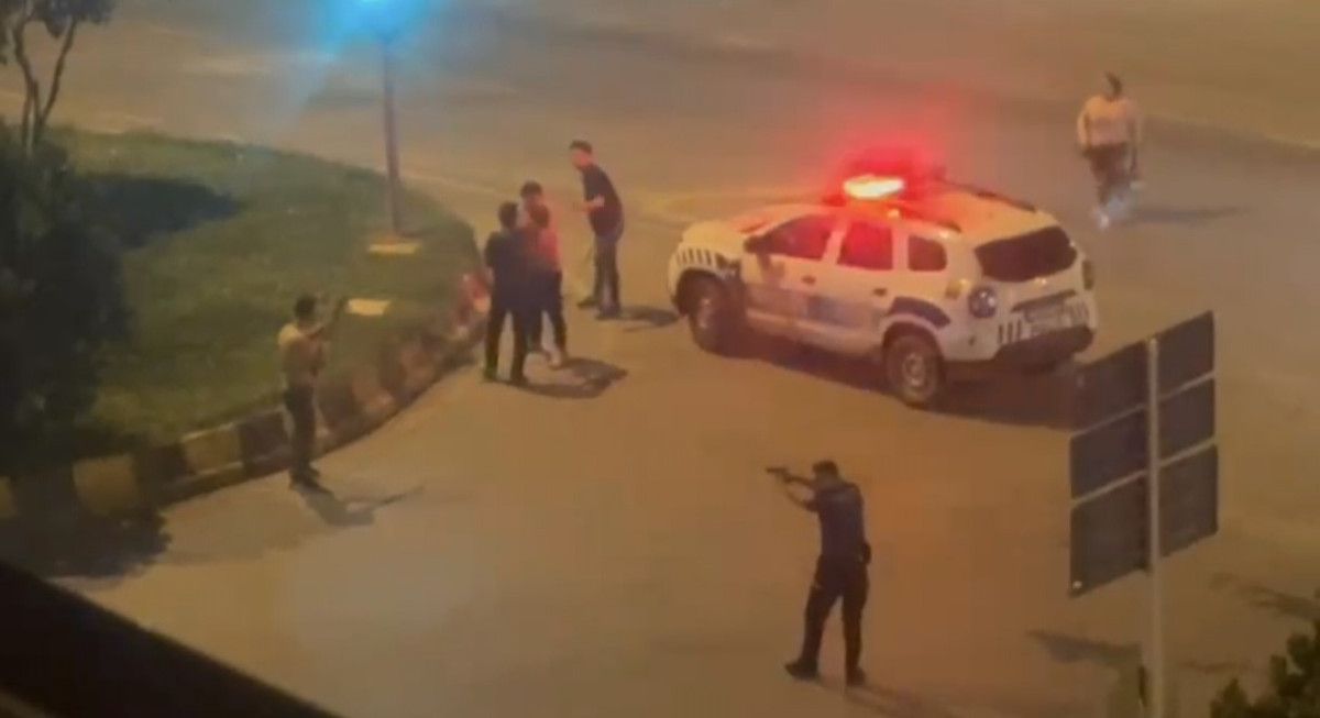 musta silahli ve sopali kavga kamerada polis havaya ates acti 1 qiKZ8mvf