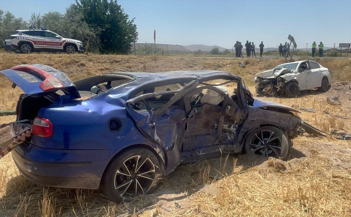 nevsehirde carpisan otomobiller tarlaya uctu 1 olu 2 Oid2iO6P