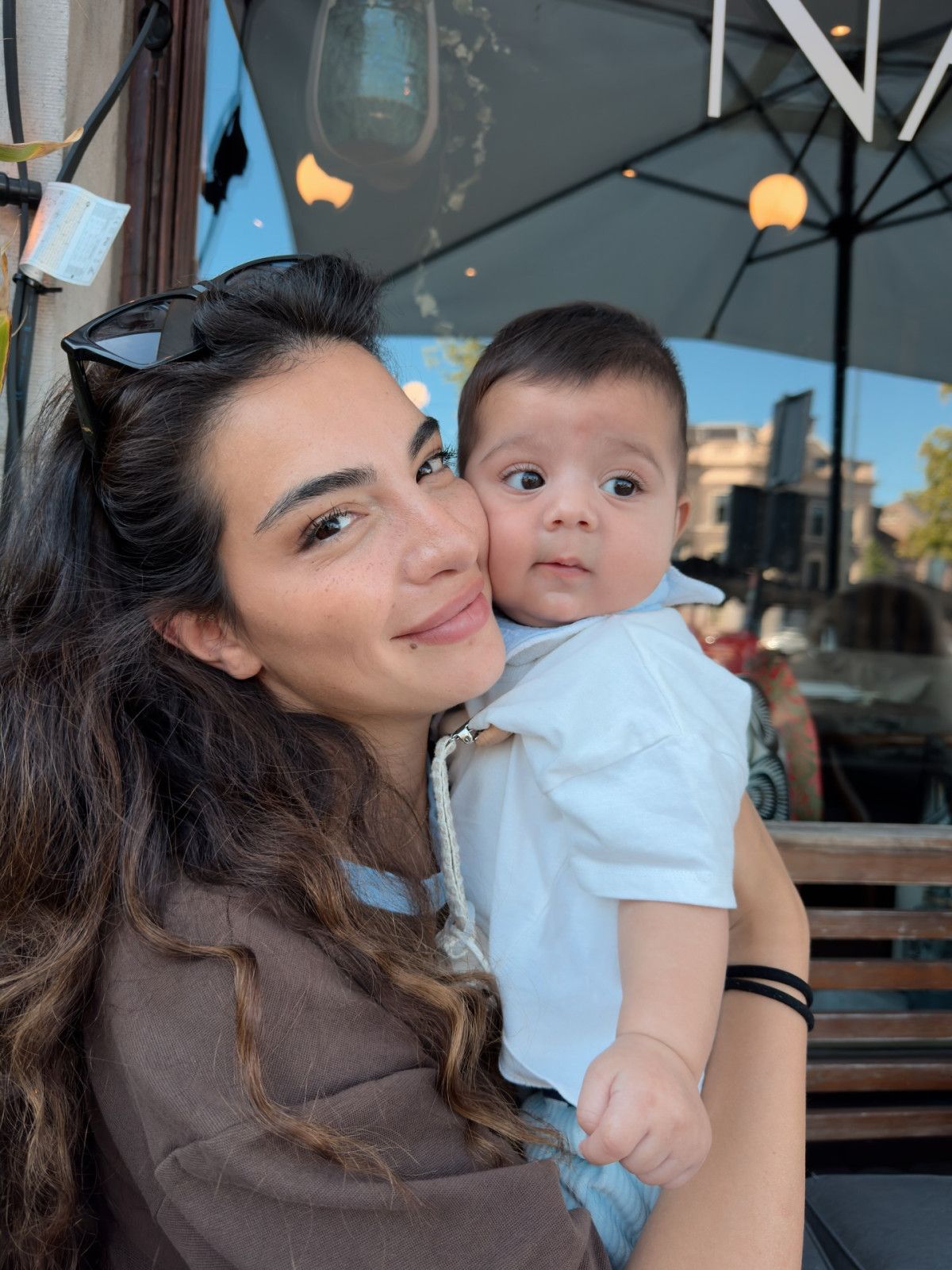 oyuncu melisa asli pamukun ailesi fotografa begeni yagdi 1 fwCnKlfj