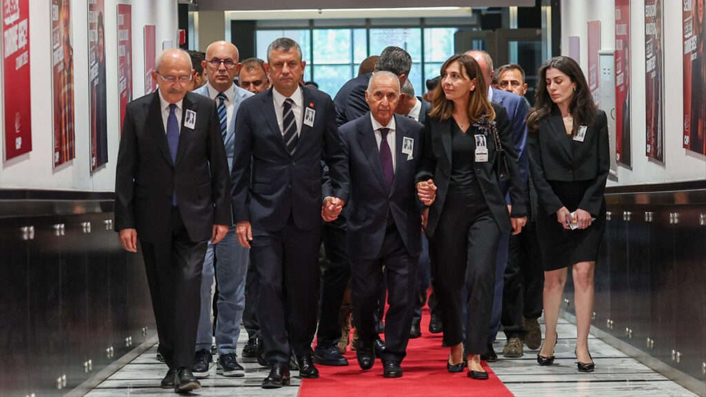 ozgur ozel ile kilicdaroglu altan oymenin cenazesinde mesafeli durdu rSxEhg4B