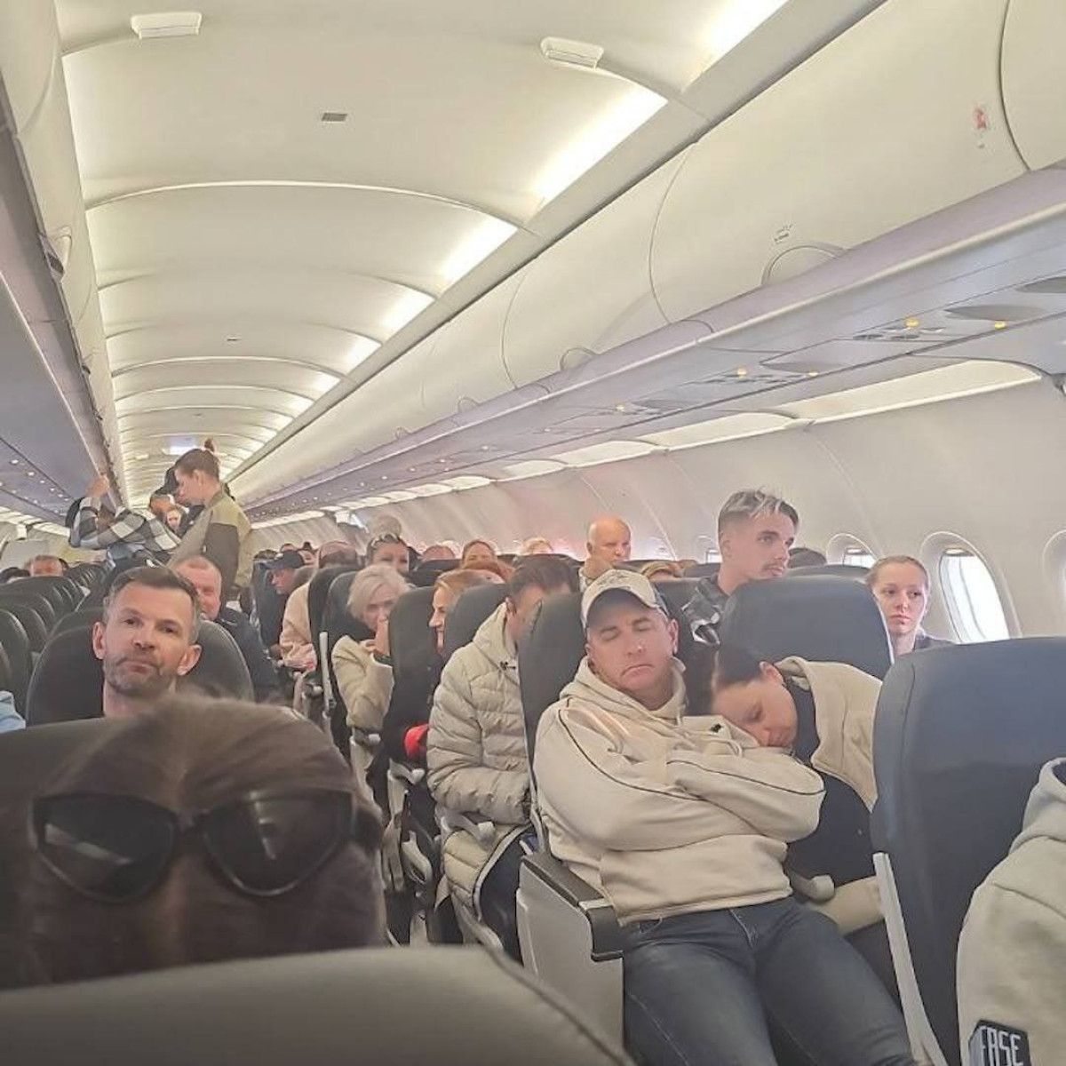 rus ucagi polonyaya acil inis yapti yolcular 13 saat bekletildi 0 tiOsuuV6