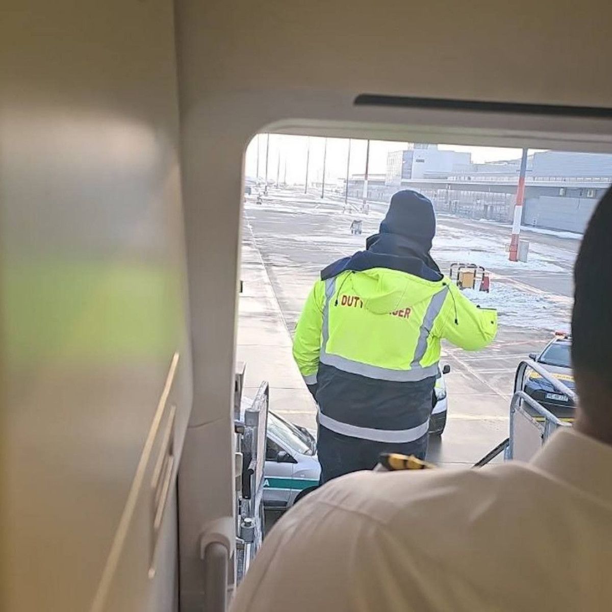 rus ucagi polonyaya acil inis yapti yolcular 13 saat bekletildi 1 mCTbuISu