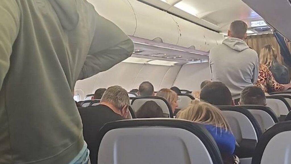 rus ucagi polonyaya acil inis yapti yolcular 13 saat bekletildi AizdeFLX