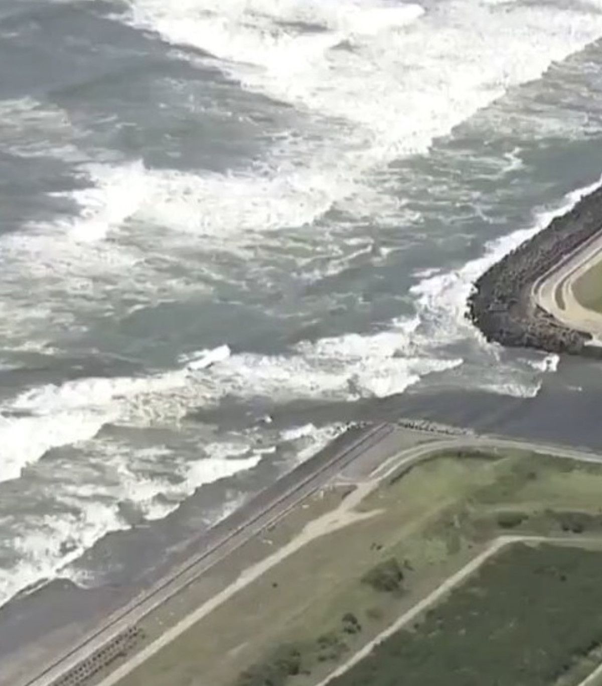 rusyada 88 buyuklugunde deprem tsunaminin japonyaya ilk ulastigi anlar 0 CaTlPIcq