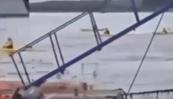 rusyadaki depremde tsunami dalgalari gelirken kano sporu yaptilar w18lI4RF