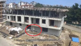 samsunda usta insaattan dustu bacagina demir saplandi RI6RvR5B