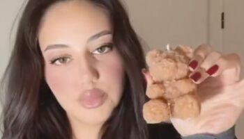 sevgililer gunu hediyesini begenmeyen genc kiz ben bu kadar ucuz muyum xRdzHREh