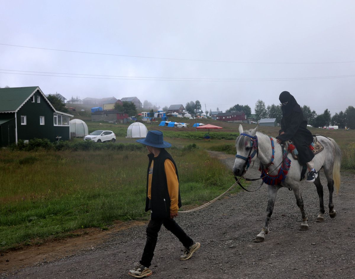 Sıcaktan bunalan vatandaşlar tercihlerini Karadeniz’in yaylalarından yana kullanıyor 4 sicaktan bunalan vatandaslar tercihlerini karadenizin yaylalarindan yana kullaniyor 3 dUcuK5OQ