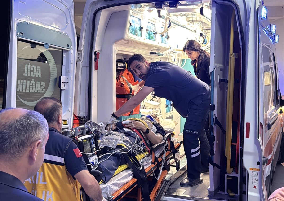 Sivas'ta eski vali trafik kazasında yaralandı 1 sivasta eski vali trafik kazasinda yaralandi 0 EsWhY4ni