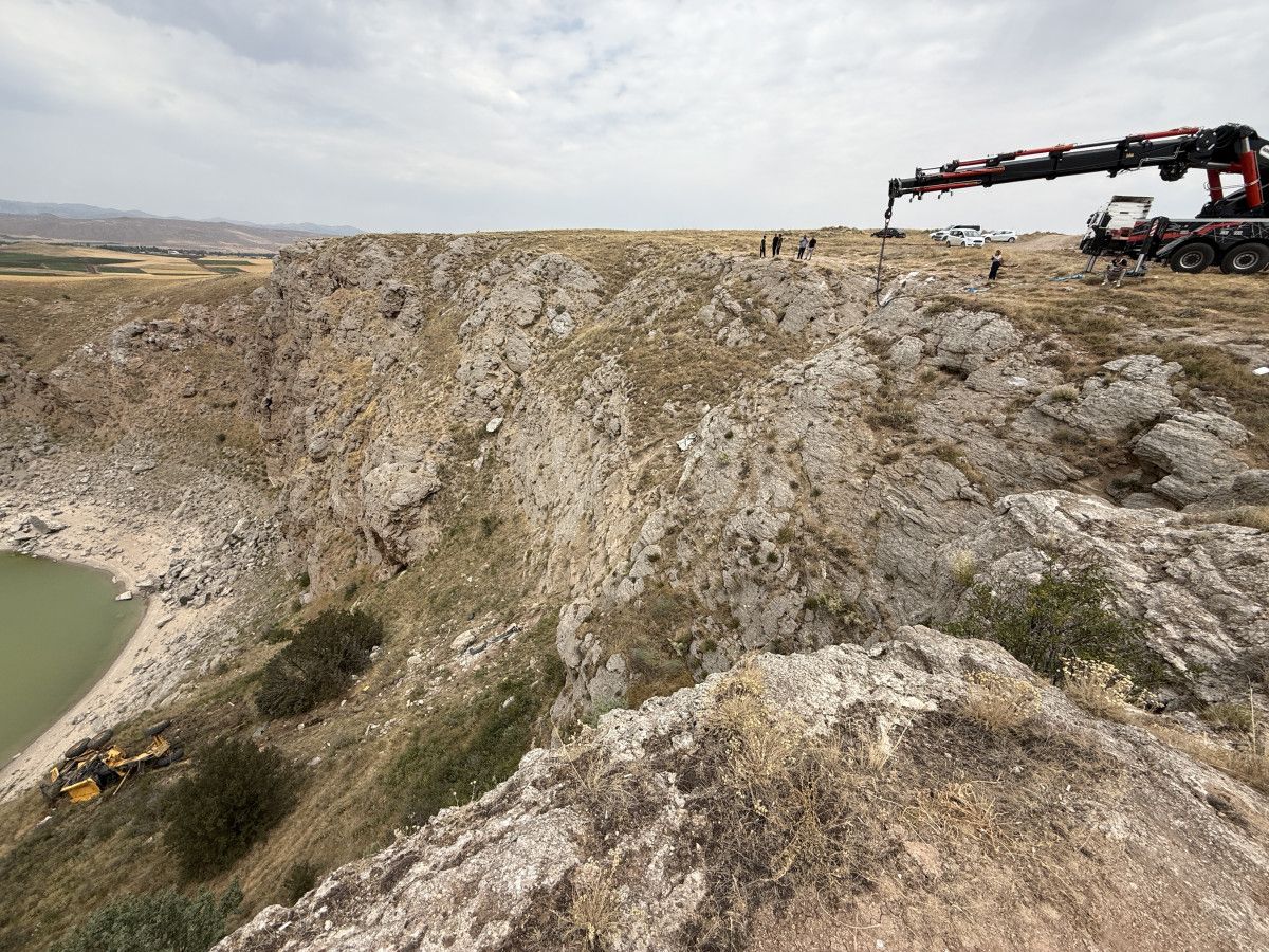 sivasta greyderin ucuruma surukledigi otomobilde olen kadin defnedildi 0 TlqKKFwr