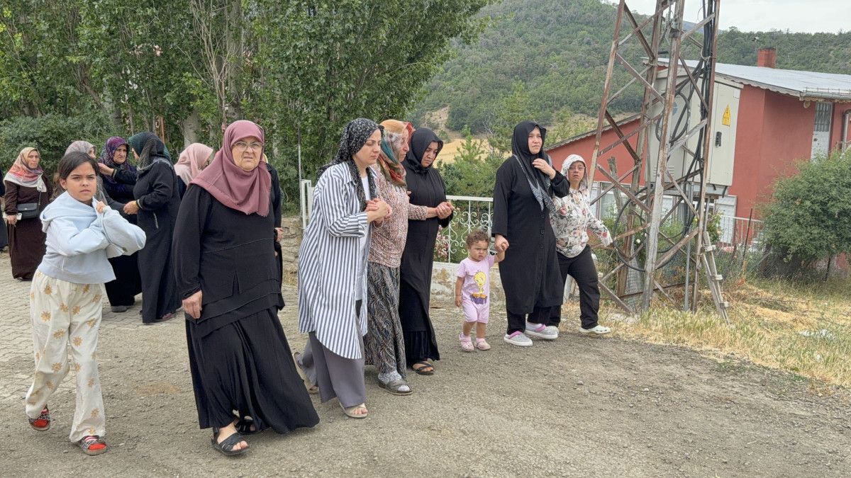 sivasta greyderin ucuruma surukledigi otomobilde olen kadin defnedildi 1 PhsPi9v2