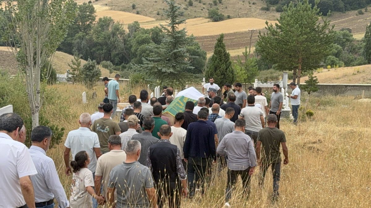 sivasta greyderin ucuruma surukledigi otomobilde olen kadin defnedildi 2 X7IZqFjM