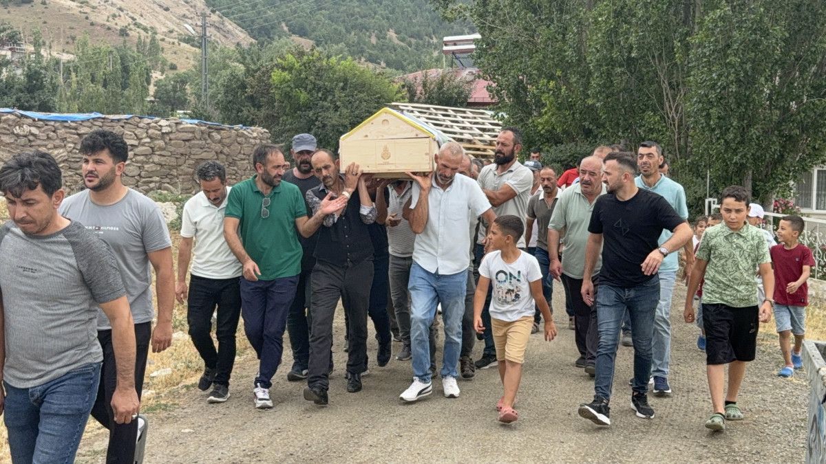 sivasta greyderin ucuruma surukledigi otomobilde olen kadin defnedildi 3 MRCeKCKi