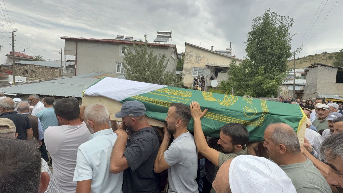 sivasta greyderin ucuruma surukledigi otomobilde olen kadin defnedildi 4 W2mpGqCD