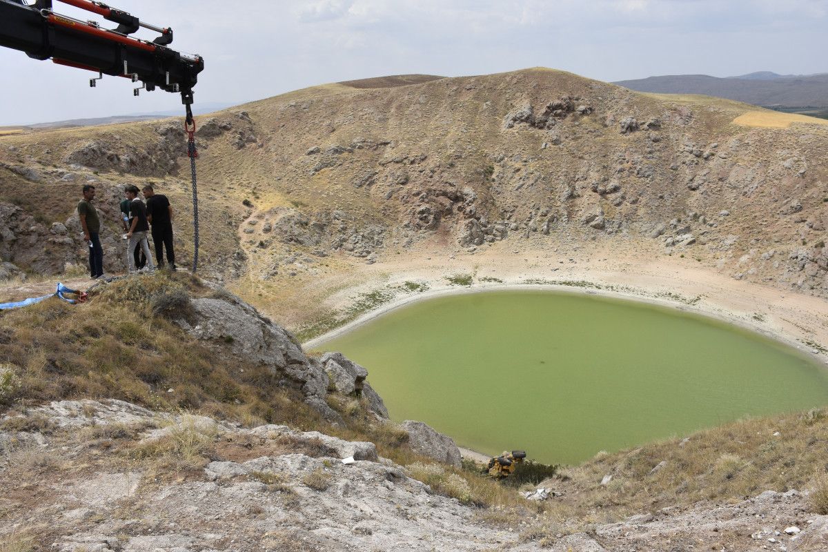 sivasta greyderin ucuruma surukledigi otomobilde olen kadin defnedildi 5 BdbVEG2U