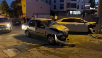 sivasta iki otomobilin carpistigi kazada 6 yarali Vj6wdvwA