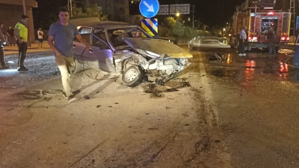 sivasta iki otomobilin kafa kafaya carpistigi kazada 2 kisi yaralandi uHmWMSp7