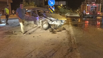 sivasta iki otomobilin kafa kafaya carpistigi kazada 2 kisi yaralandi uHmWMSp7