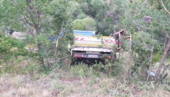 sivasta kamyon sarampole devrildi 3 kisi yaralandi JVrIy77G