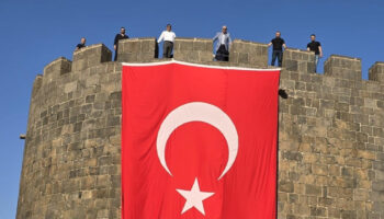 tarihi diyarbakir surlarina terorsuz turkiyeye destek icin turk bayragi asildi DBYMMhsG