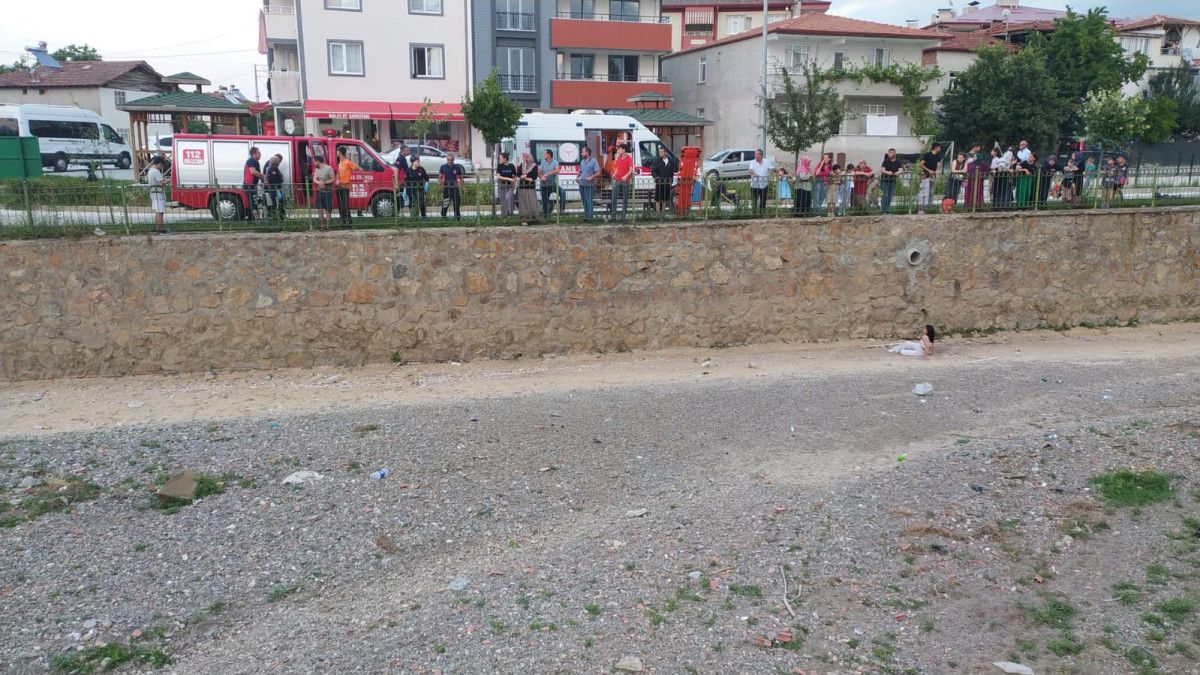 tokatta kediyi kurtarmak isterken olumden dondu 3 y755bXXK