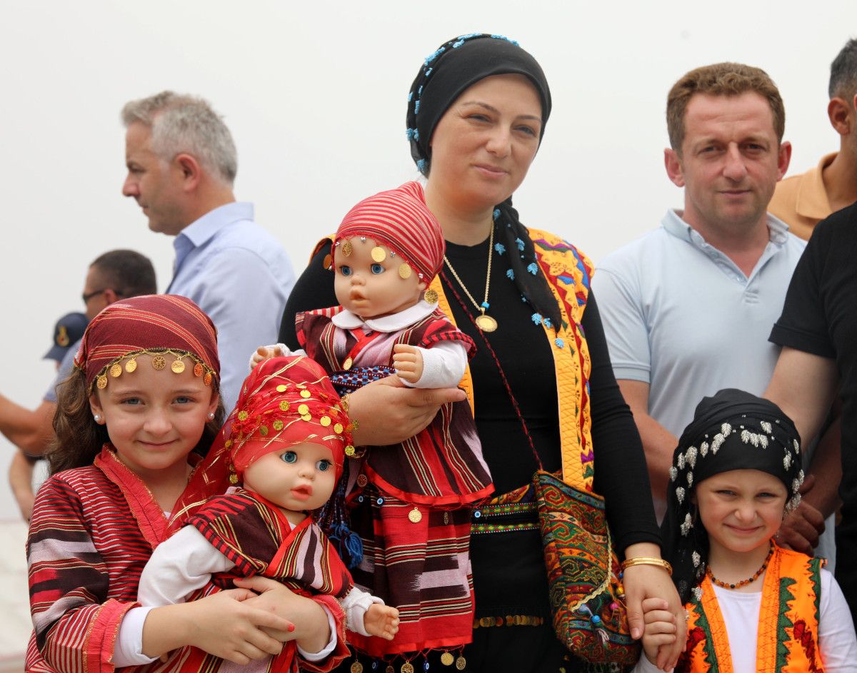 trabzonda yoresel kiyafetlerle geleneksel yayla gocu 0 M827QZqs
