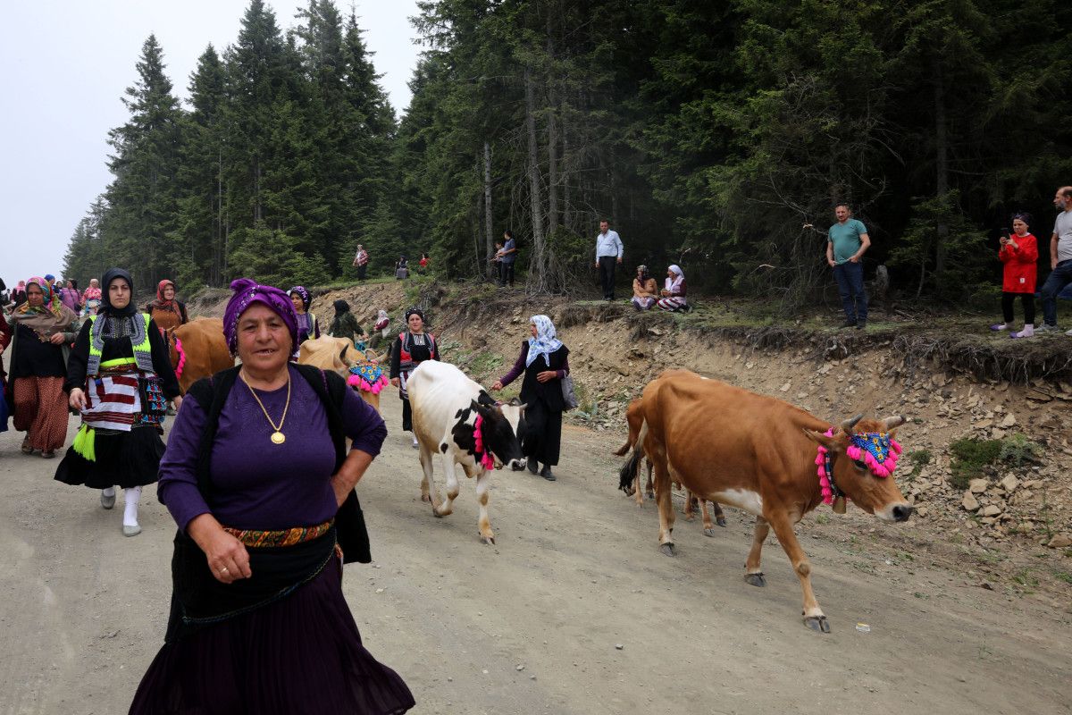 trabzonda yoresel kiyafetlerle geleneksel yayla gocu 1 Zfe7O53z