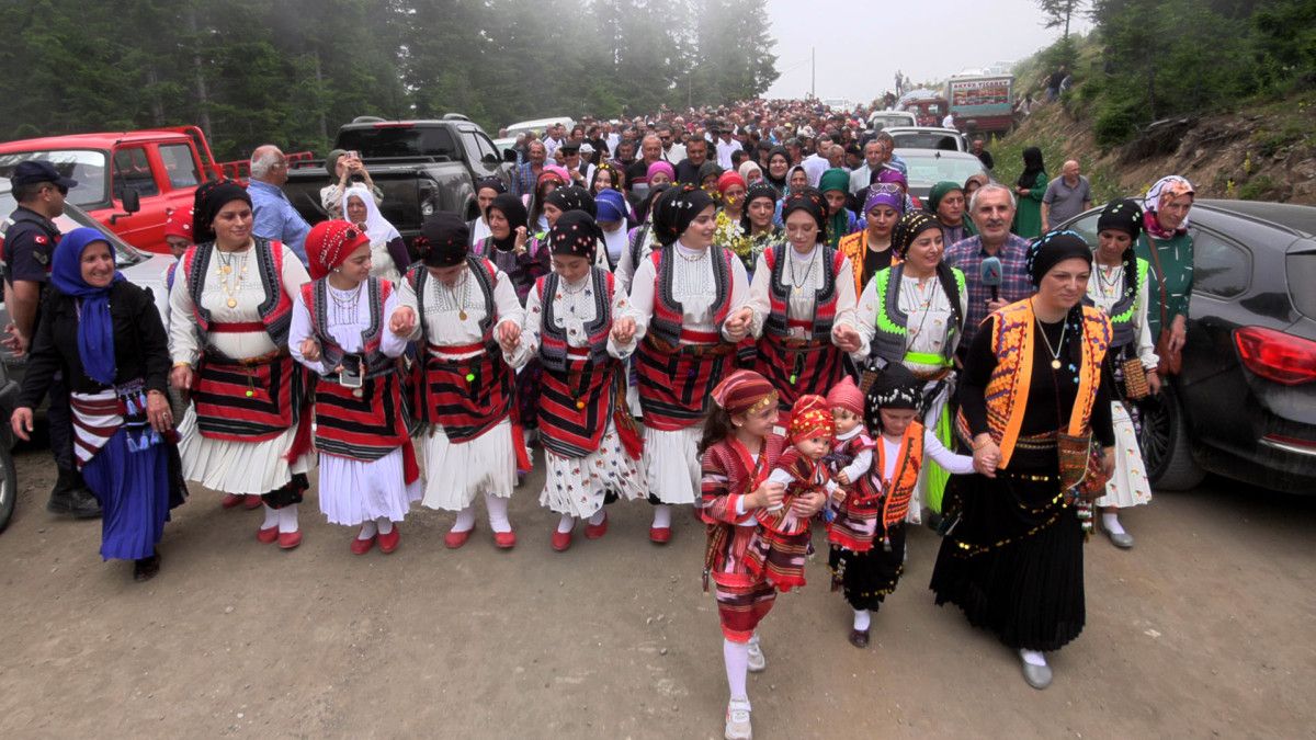 trabzonda yoresel kiyafetlerle geleneksel yayla gocu 2 qDW9pQCd