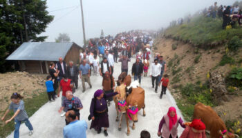 trabzonda yoresel kiyafetlerle geleneksel yayla gocu PjR57pM7