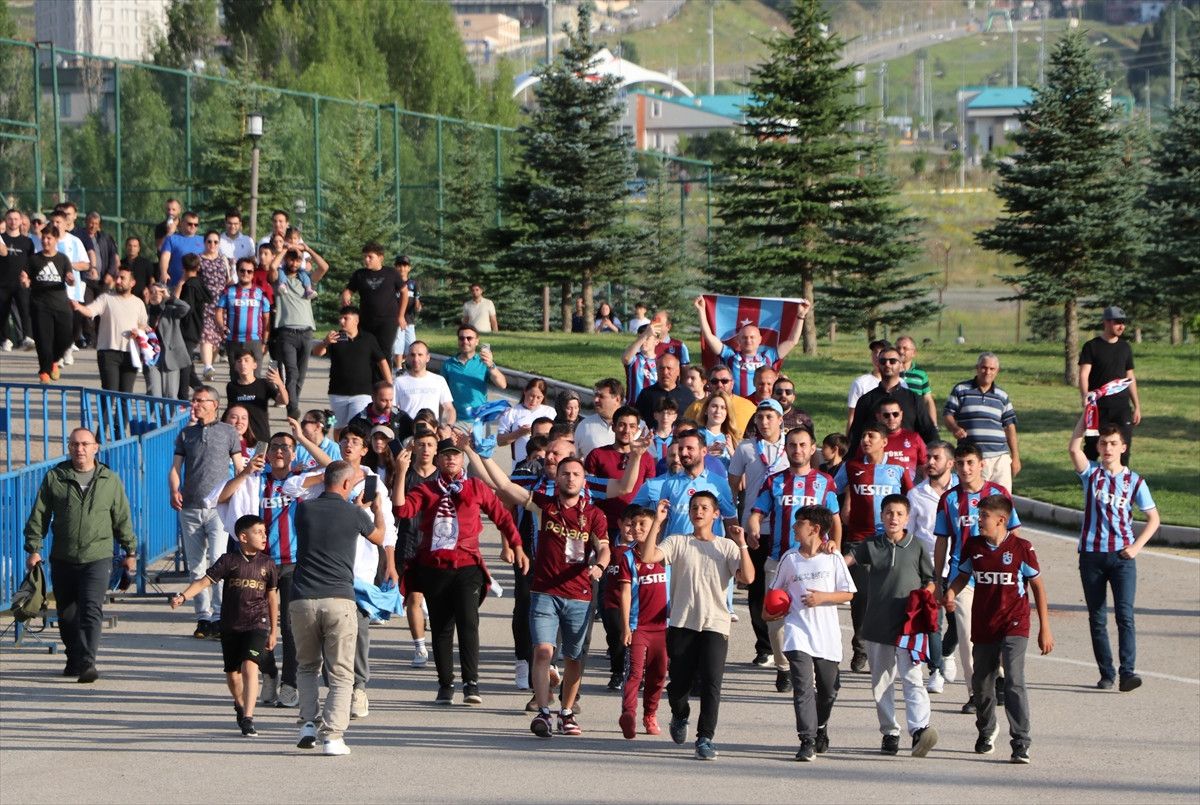 trabzonsporda oyuncular taraftarla bulustu 1 Z4WT4c64