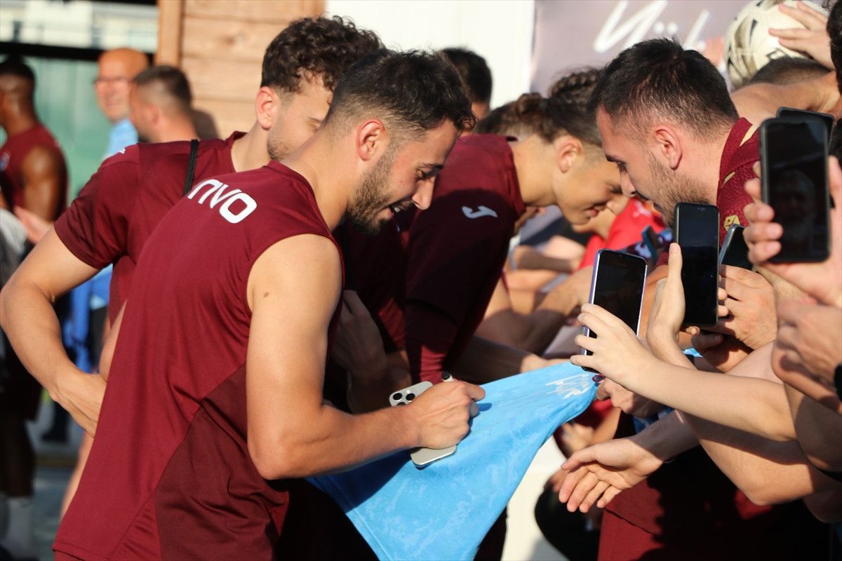 trabzonsporda oyuncular taraftarla bulustu 2 mkfuOEje