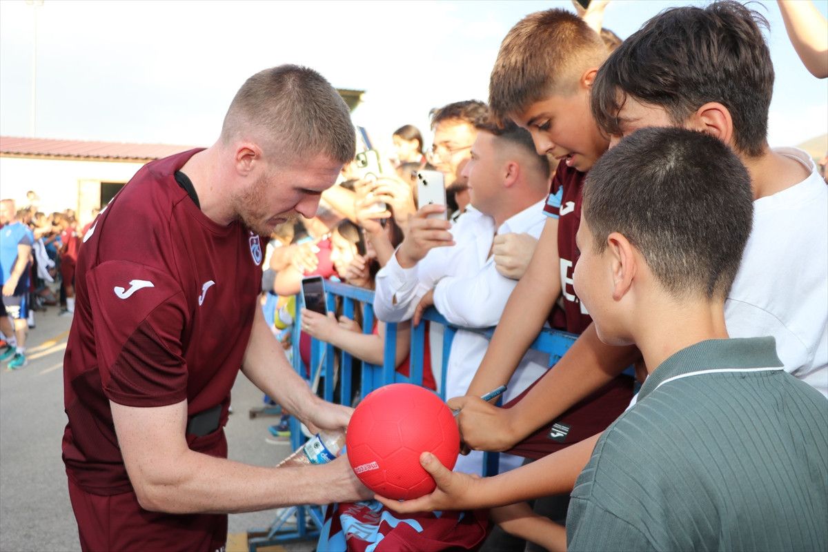 trabzonsporda oyuncular taraftarla bulustu 4 MvFlUWwL