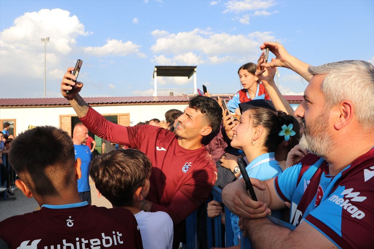 trabzonsporda oyuncular taraftarla bulustu 5 SGYI6MwK