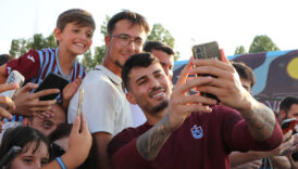 trabzonsporda oyuncular taraftarla bulustu TUnh7fOX