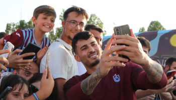 trabzonsporda oyuncular taraftarla bulustu TUnh7fOX