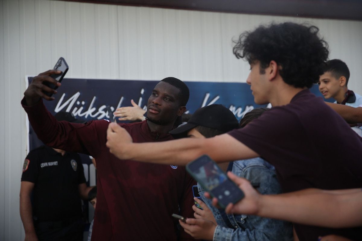 trabzonsporlular erzurumda yagmurda taraftarla bulustu 1 VHgCcG5E