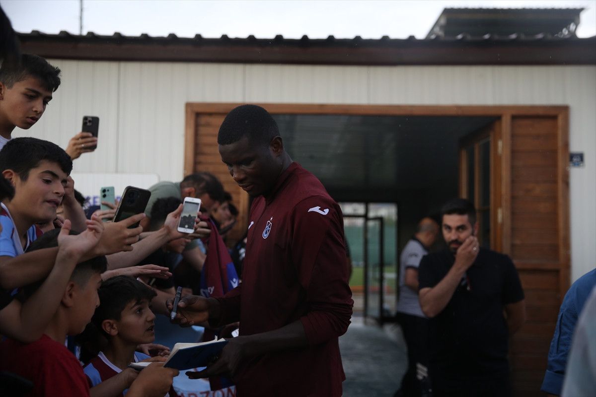 trabzonsporlular erzurumda yagmurda taraftarla bulustu 6 qG9XcnkK