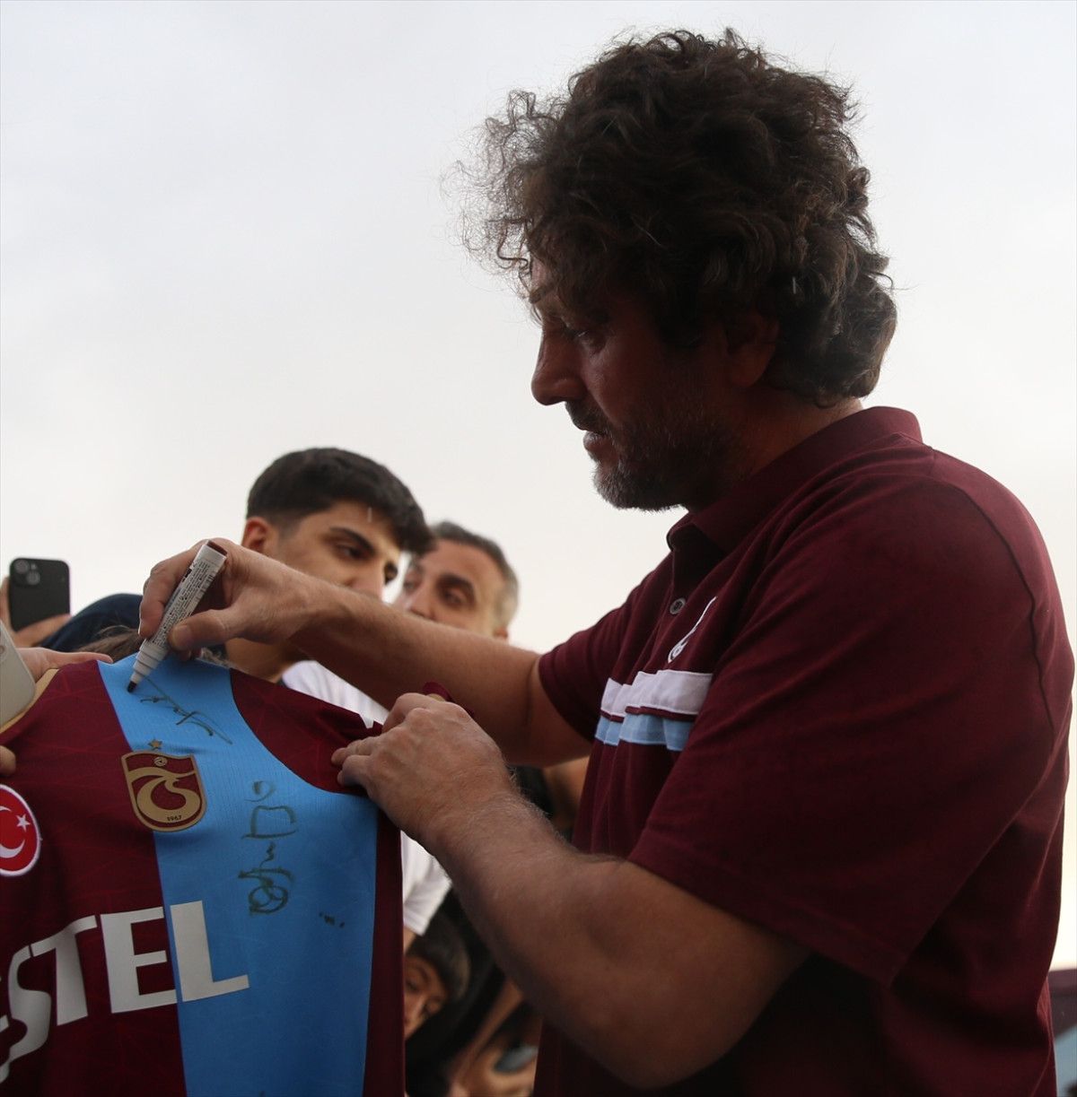 trabzonsporlular erzurumda yagmurda taraftarla bulustu 7 KjQHZaPB