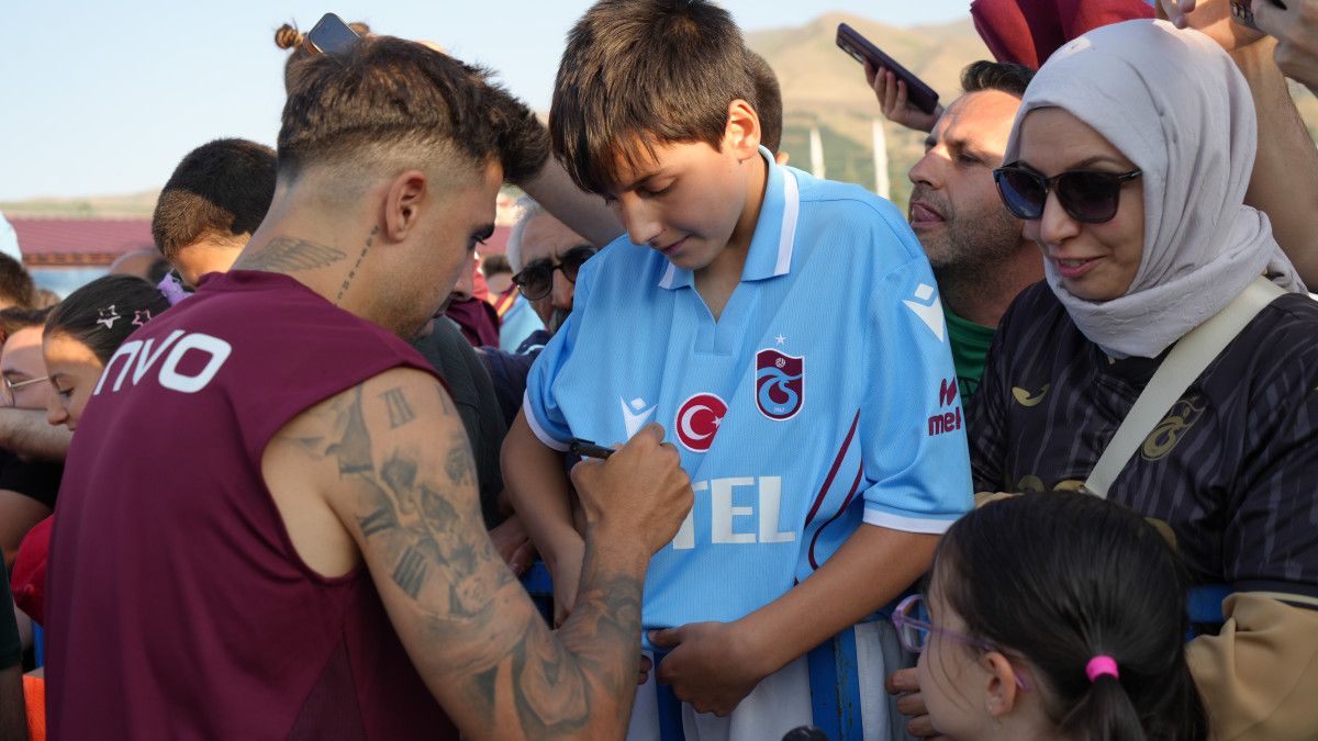 trabzonsporun taraftar bulusmasinda izdiham 9