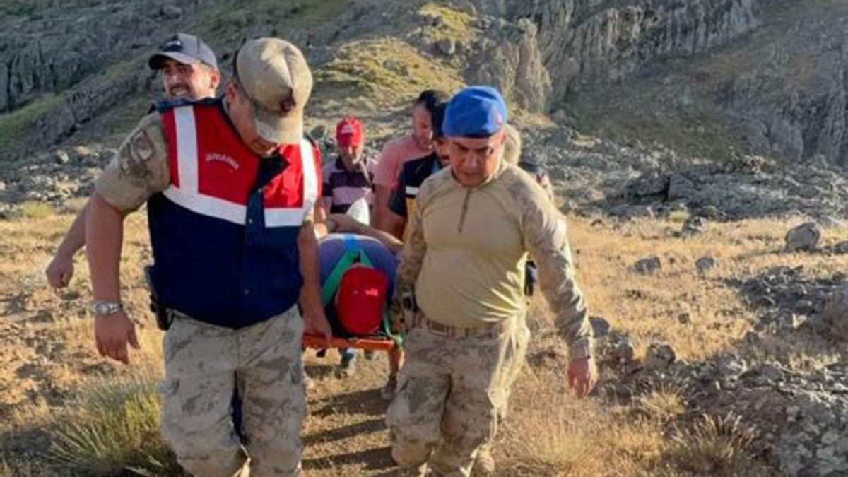 Tunceli'de kayalık alanda ayağını kıran vatandaş için ambulans helikopter havalandı 1 tuncelide kayalik alanda ayagini kiran vatandas icin ambulans helikopter havalandi 0 JO1zLflt