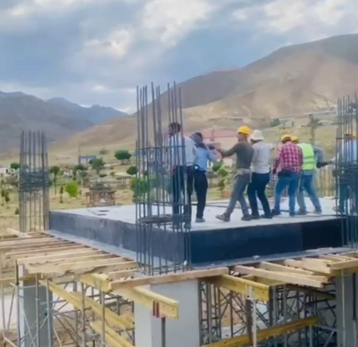 vanda insaat iscileri dugun salonundan gelen muzikle halay cekti 0 lvhvwmeR