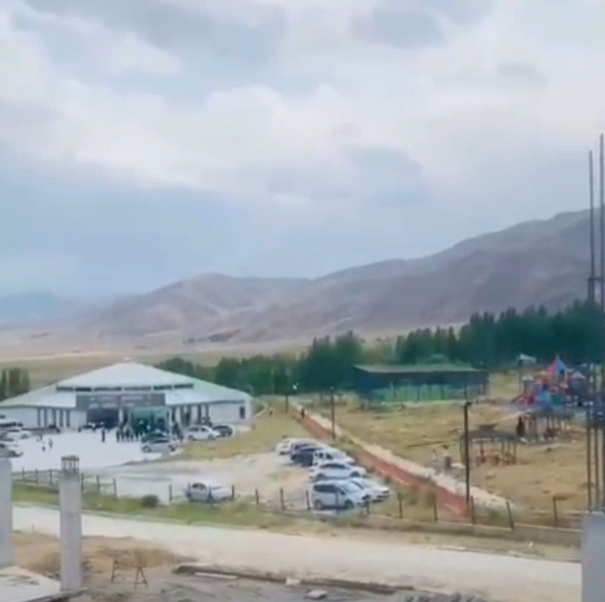 vanda insaat iscileri dugun salonundan gelen muzikle halay cekti 1 UmAlzzG2